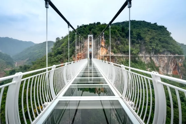 5 Wisata Jembatan Kaca Viral Yang Ada Di Indonesia, Punya View Estetik ...