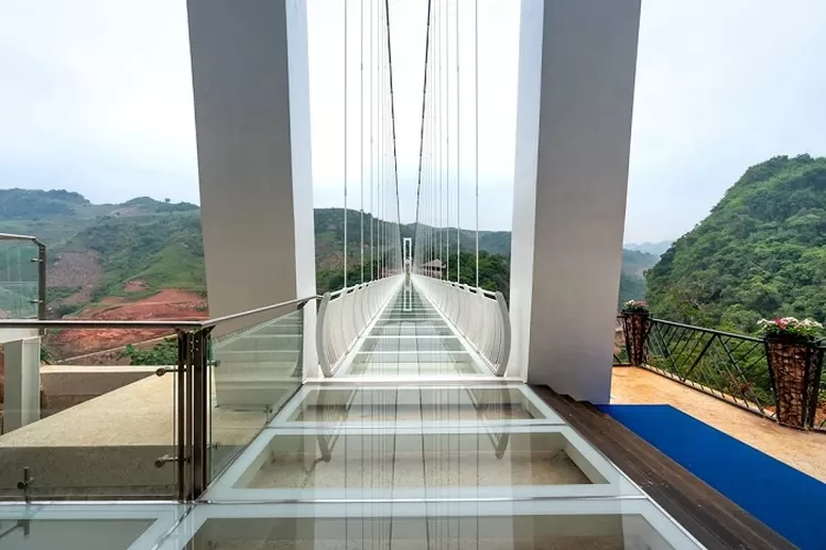 Wisata Jembatan Kaca Di Bali, Sensasi Berjalan Di Atas Lembah Sepanjang ...