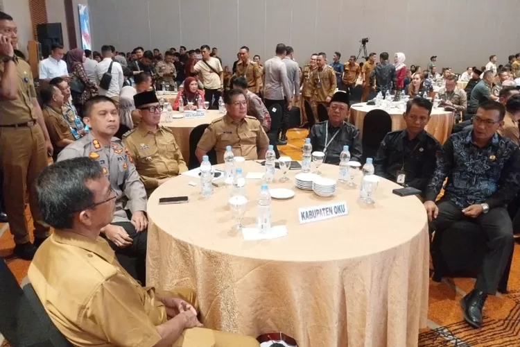 Bupati OKU Teddy Meilwansyah memastikan bahwa pelayanan masyarakat tetap berjalan saat menghadiri Forkominda. (Dok. Pemkab OKU)