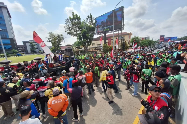 Ojol Sumsel Gelar Aksi dan Tuntut Keadilan untuk Affan Kurniawan, Ketua DPD ADO Sumsel: Hukum Pelaku Seberat-beratnya (Wahyu Kurniawan/Ayopalembang)