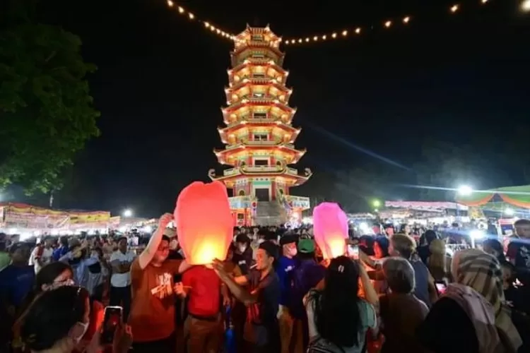 Perayaan Cap Go Meh di Pulau Kemaro Palembang dengan jembatan ponton (Instagram @pesonasriwijaya / HukamaNews.com)