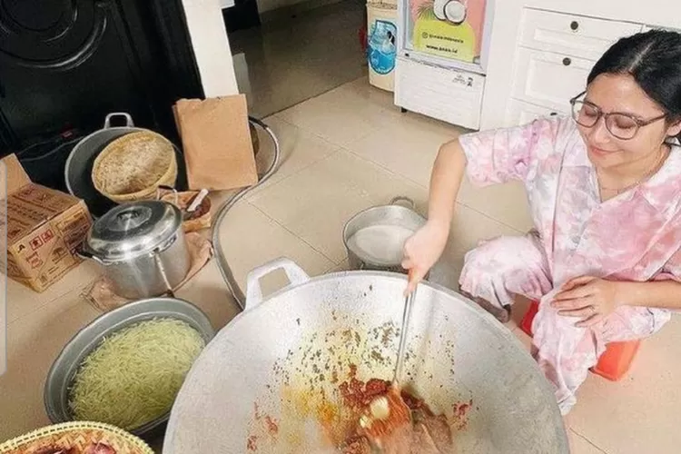 Prilly Latuconsina Minta Maaf Gegara Kepergok Pakai LPG 3 Kg saat Masak  untuk Lebaran - Radar Cianjur