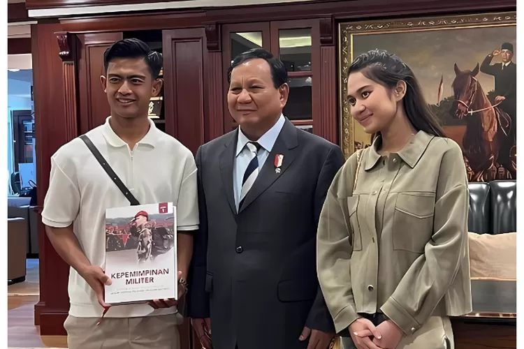 Bek Timnas Indonesia U-23, Pratama Arhan dan istrinya, Nurul Azizah, berkunjung ke kantor Prabowo Subianto. (Instagram @andre_rosiade)