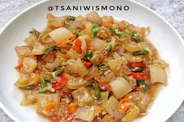 Resep dan cara membuat tumis kikil pedas yang lezat dan mantap banget, dijamin nasi sebakul bakal ludes. (Instagram @tsaniwismono)