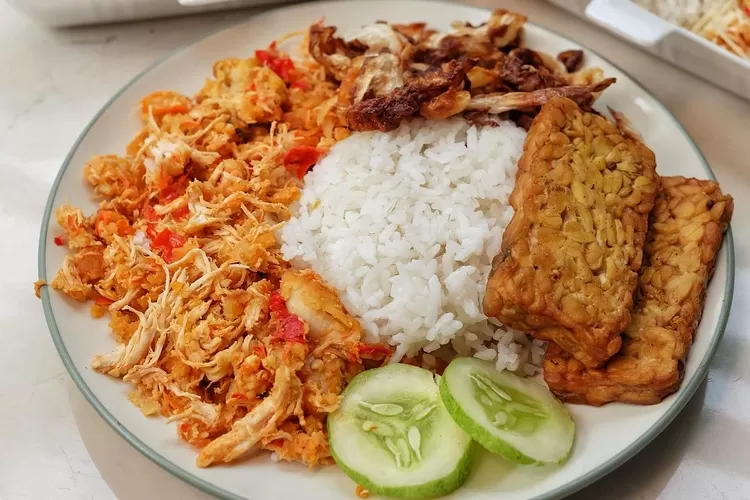 Ilustrasi rekomendasi ayam geprek enak di Jogja dekat pusat kota Yogyakarta. ( Instagram @godzillatummy&nbsp;)