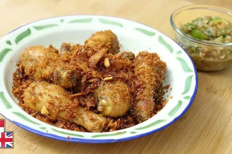 Ayam goreng serundeng bawang lauk makan yang enak dan gurih, bumbu meresap sempurna, intip resepnya di sini! (Youtube Devina Hermawan)