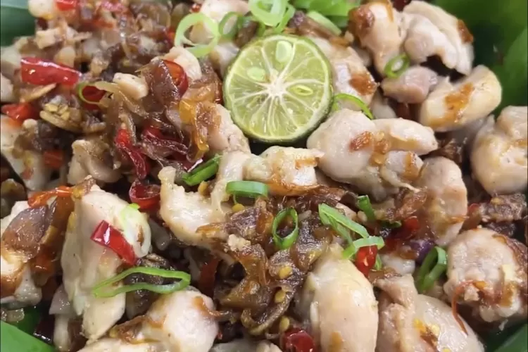 Resep ayam sambal embe khas Bali, makin nikmat disantap dengan nasi hangat. (Instagram @firhanmci6)