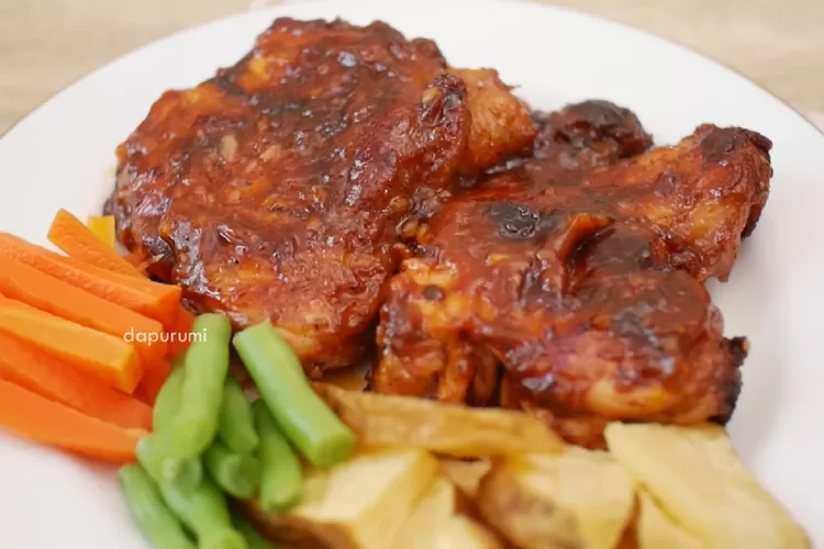 Resep steak ayam barbeque, sajikan menu restoran di rumah dengan mudah. (Youtube/Dapurumi)
