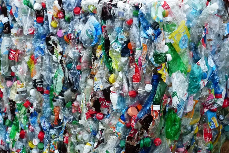 Illustrasi tumpukan sampah botol plastik kemasan yang meresahkan (Pixabay/Hans)