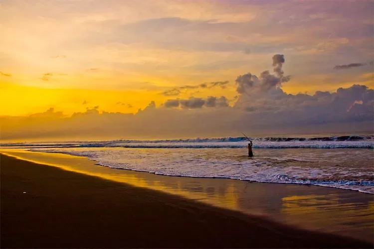 Senja di pantai Ketawang Purworejo, keindahannya tidak perlu diragukan lagi dengan tiket masuk gratis. (Instagram @pantaiketawang)