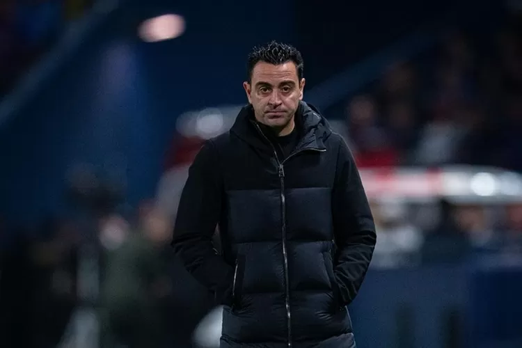 Deco pasang badan usai tagar 'Xavi Out' ramai diperbincangkan warganet akibat Barcelona dilumat Real Madrid.