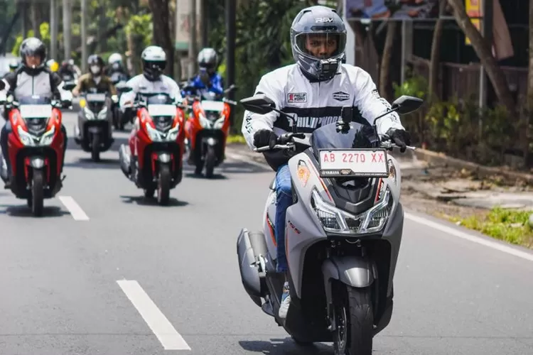 Awak media dan bloger yang berkesempatan mencoba ketangguhan Lexi LX 155. (dok Yamaha Jateng.)