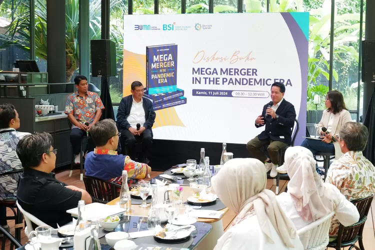 Jakarta, 11 Juli 2024. Direktur Utama BSI Hery Gunardi memaparkan materi dalam acara  Diskusi Buku Mega Merger in The Pandemic Era, (11/7). Mega merger memiliki peran penting dalam kemajuan ekonomi syariah nasional. BSI menjadi role model keberhasilan merger pertama bank syariah di Indonesia.