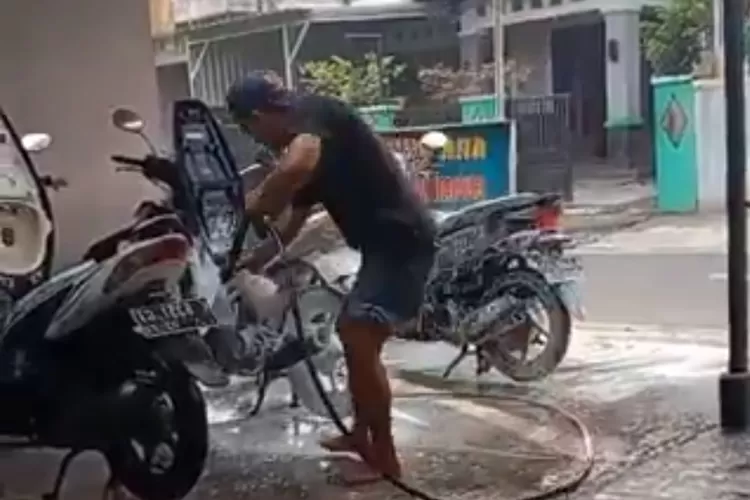 ilustrasi cuci motor (david benno)