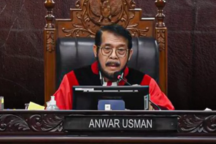 Dicopot Sebagai Ketua MK, Anwar Usman Paman Gibran Buka Suara - Suara ...