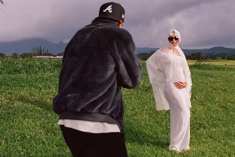 Foto kebersamaan justin Bieber yang sedang memotret istrinya Hailiey Bieber yang tengah hamil. (Instagram @justinbieber)