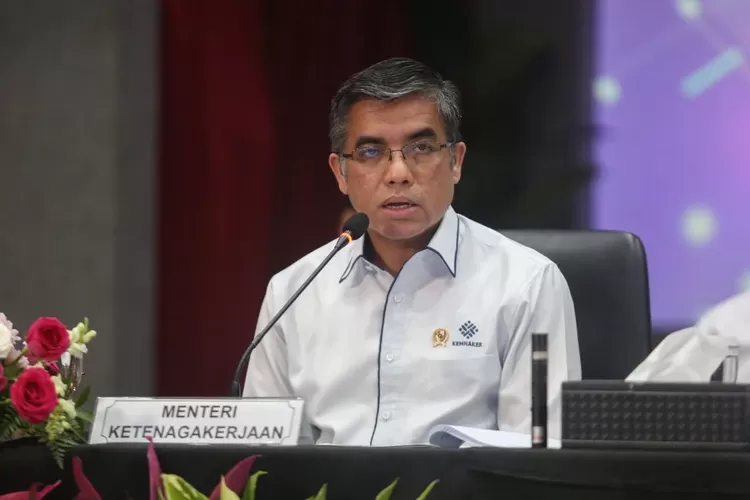 Menaker Yassierli tanggapi tren "Kabur Aja Dulu", dorong kebijakan tenaga kerja yang lebih baik agar Indonesia tetap kompetitif. (dok. katadata.co.id / HukamaNews.com)