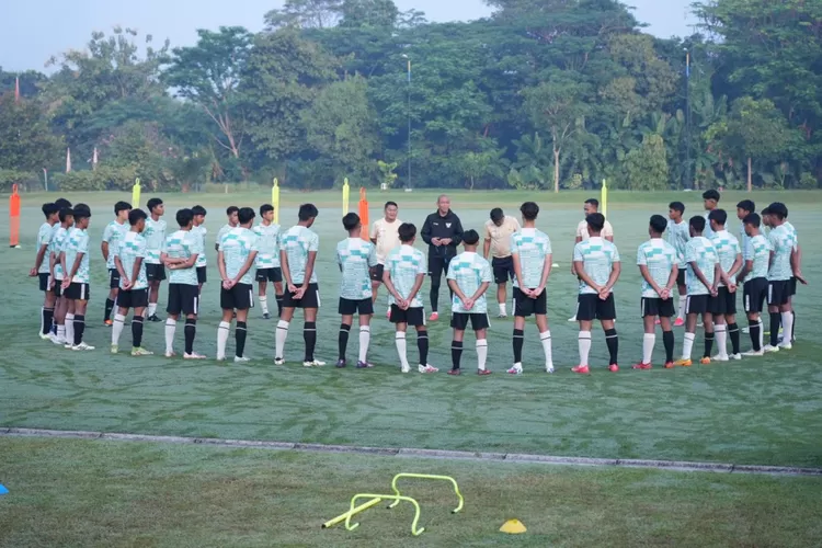 Hasil drawing Kualifikasi Piala Asia U-17 2025: Timnas U-17 Indonesia asuhan Pelatih Nova Arianto segrup dengan Australia dan tuan rumah Kuwait. Bagaimana peluang lolosnya? (PSSI)