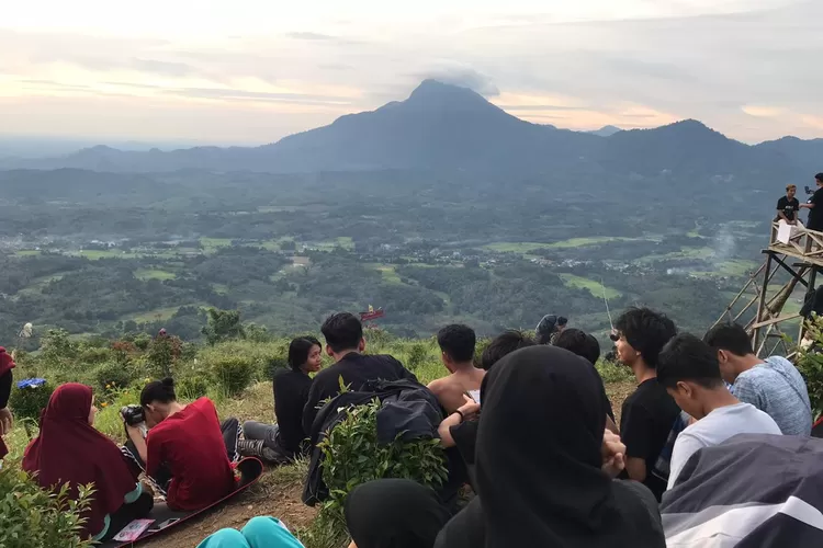 Menilik Indahnya Destinasi Wisata Bukit Jamur Bengkayang, Menikmati ...