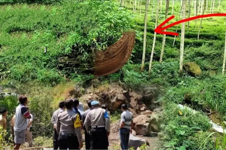 Akibat Banjir Bandang Di Mojokerto Perahu Majapahit Ini Tiba Tiba Muncul Dari Dalam Batu 2924