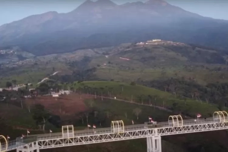 Jembatan Kaca Sepanjang 120 M Ini Jadi Terpanjang Di Jawa Tengah ...