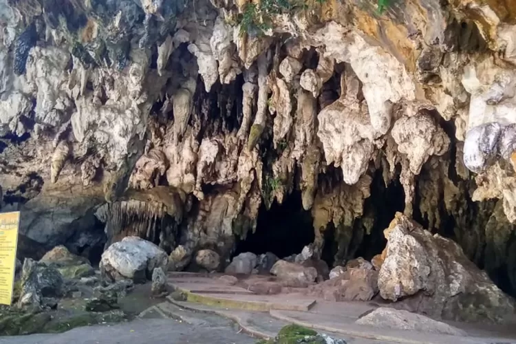 Gua Di Pacitan Tempat Pertapaan Pangeran Diponegoro: Punya Batu ...