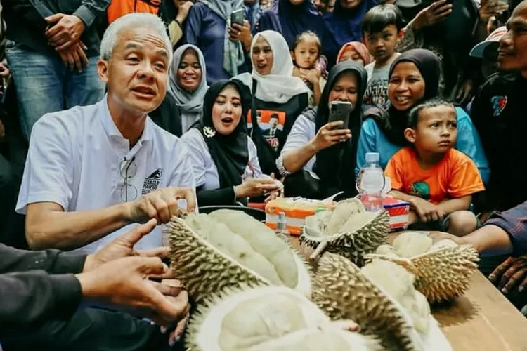 Ganjar Pranowo sedang menikmati durian bersama warga di daerah Selomerto, Kabupaten Wonosobo.  (Instagram.com/@ganjar_pranowo)