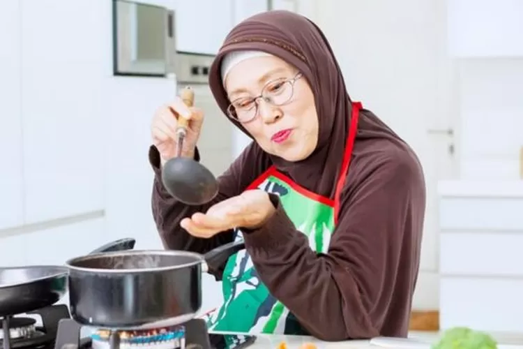 Ilustrasi seseorang sedang mencicipi makanan untuk buka puasa ketika bulan Ramadhan. (Freepik.com/creativeimages)