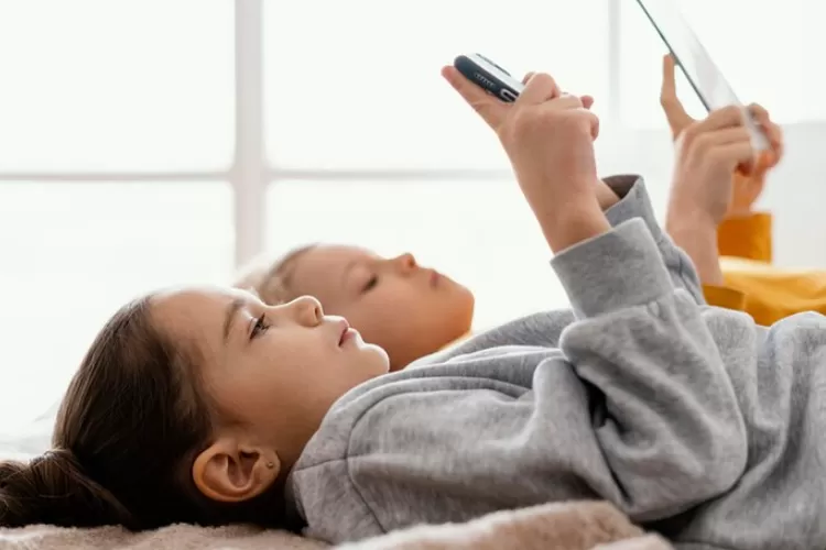 Ilustrasi - Mendikdasmen soroti dampak penggunaan gawai oleh anak kecil. (image: Freepik Official)