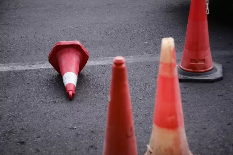 Foto Ilustrasi - Kecelakaan maut di Jalan Raya Ngawi-Solo terekam kamera dashcam. (Unsplash/Ehsan Eslami)