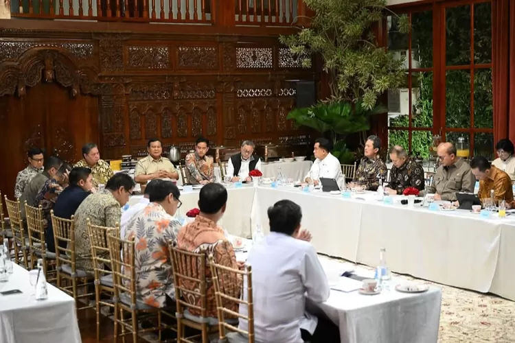 Presiden Prabowo usai menggelar rapat tertutup terkait kebijakan ekonomi nasional. (Instagram/sekretariat.kabinet)