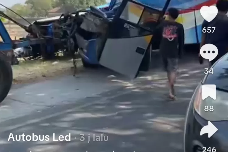 INFO NEW: Kecelakaan Bus Sugeng Rahayu Dengan Bus Eka Di Ngawi Jawa ...