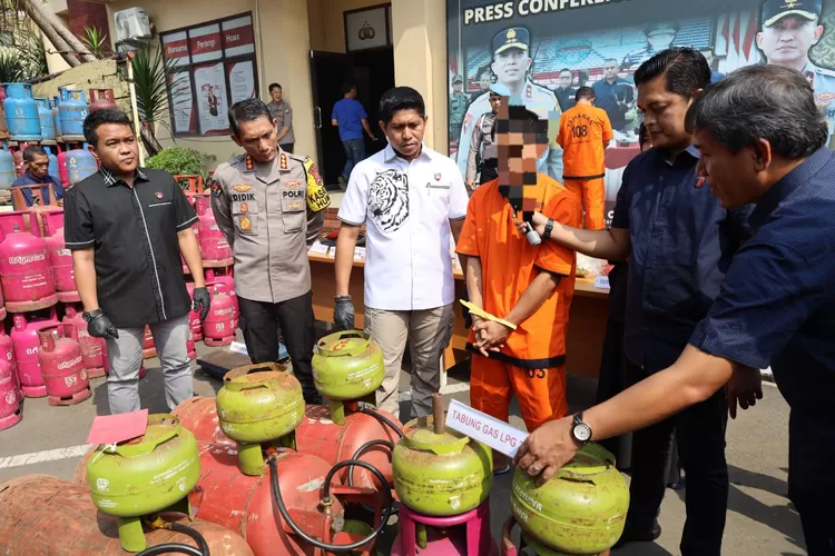 Polda Banten Ungkap Kasus Penyuntikan Tabung Gas Kg Dan Kg Dua Orang Ditangkap Rugikan