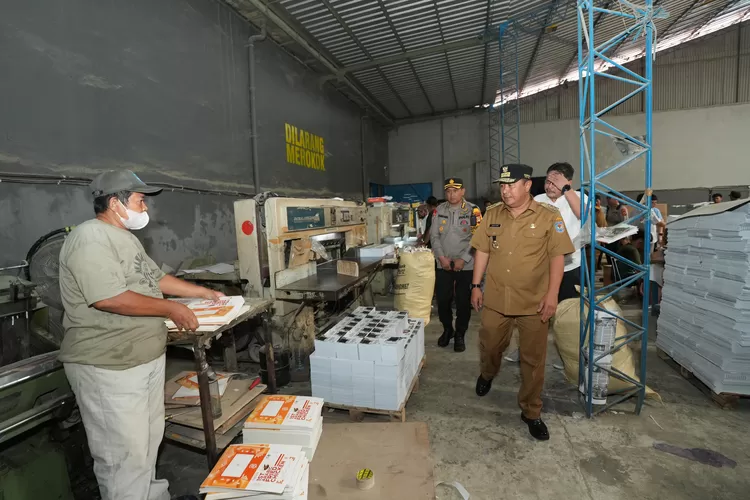 Pj Gubernur Sulsel bersama forkopimda saat meninjau gudang pemilu (Humas Sulsel)