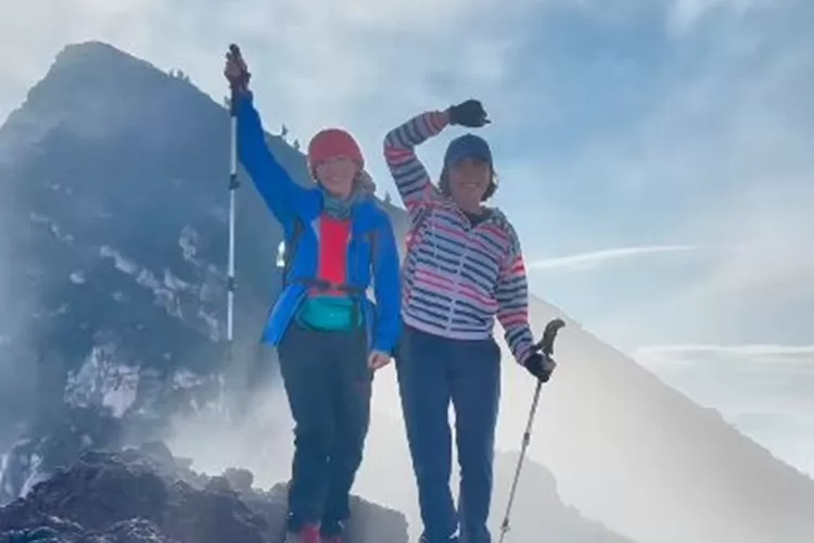 Kebersamaan Lilie dan Elsa dalam Pendakian Gunung Semeru yang diunggah 8 November 2024 lalu. (instagram.com/mamakpendaki)