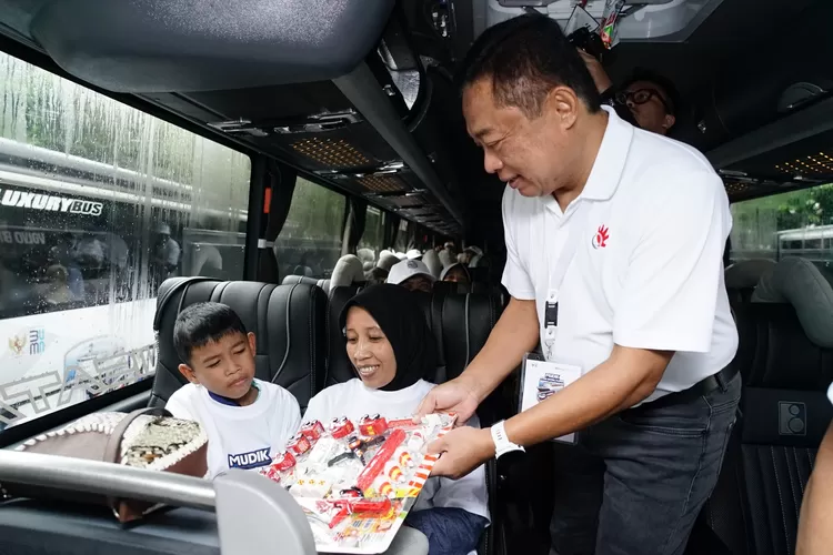 Melalui program Mudik Bersama BUMN dan Mudik Hepi Telkomsel Poin, TelkomGroup sediakan 35 bus dan 3 kapal laut ke berbagai kota tujuan