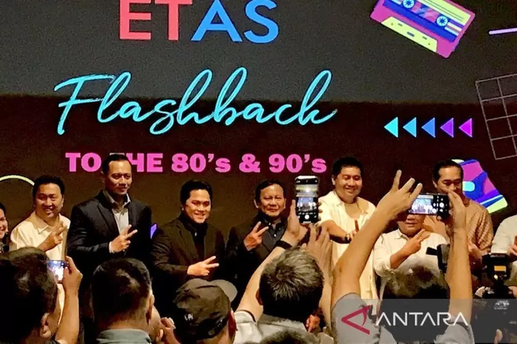 Capres nomor urut 2 Prabowo Subianto (tengah) berfoto bersama Erick Thohir (tiga kiri), Garibaldi Thohir (kiri), Maruarar Sirait (dua kanan), dan Agus Harimurti Yudhoyono (dua kiri) dalam pertemuan dengan relawan Erick Thohir alumni Amerika Serikat (ETAS) di Jakarta, Senin (22/1/2024). ANTARA/Genta 