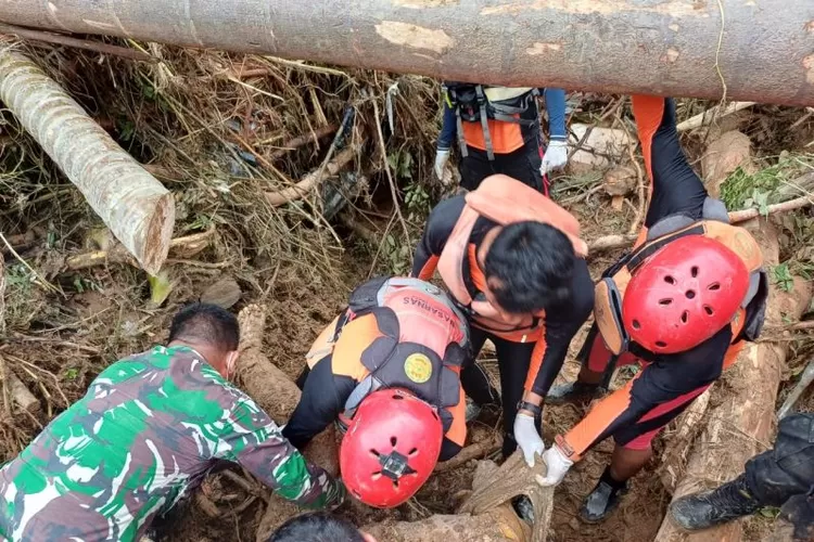 Dua Jenazah Lagi Ditemukan, Warga Korban Banjir Dan Longsor Di Pesisir ...