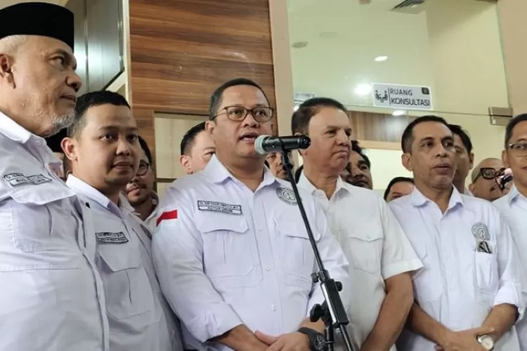 Ketua Tim Hukum Nasional AMIN Ari Yusuf Amir (tengah) menjawab pertanyaan awak media terkait gugatan PHPU yang diajukan Timnas AMIN di Gedung Mahkamah Konstitusi, Jakarta Pusat, Kamis (21/3/2024).(Antara/Nadia Putri Rahmani)