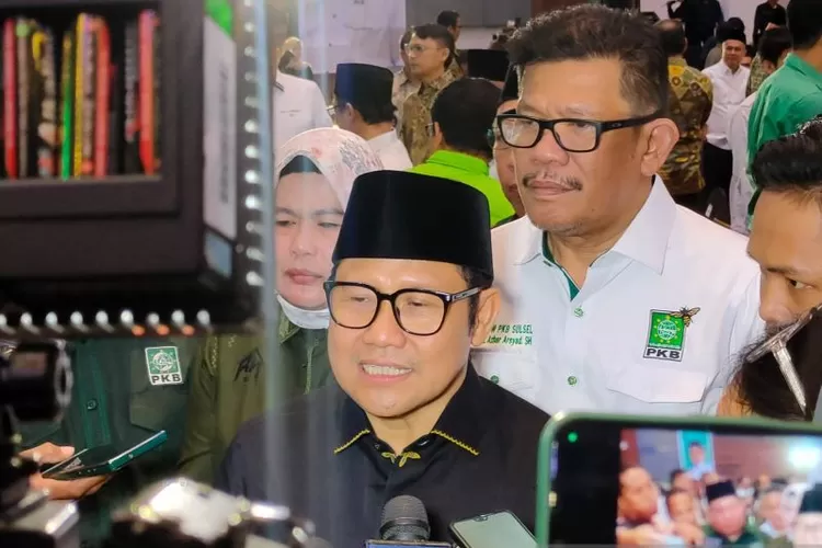 Ketua Umum Partai Kebangkitan Bangsa (PKB) Muhaimin Iskandar (tengah) didampingi Ketua DPW PKB Susel Azhar Arsyad (dua kanan) menjawab pertanyaan wartawan seusai menghadiri Ta'arufan sekaligus Pembekalan Cakada di Makassar, Sulawesi Selatan, Minggu (5/5/2024). (Antara)