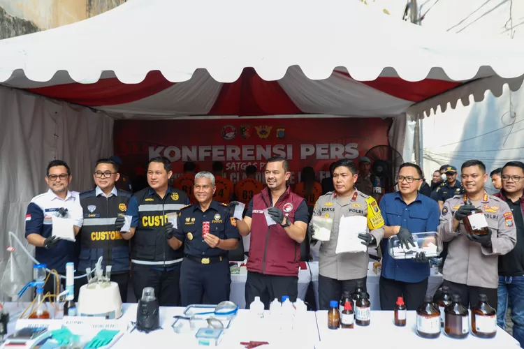 Direktorat Tindak Pidana Narkoba Bareskrim Polri gagalkan produksi 314 ribu butir ekstasi di Medan, Sumatera Utara, setelah berhasil membongkar keberadaan laboratorium narkoba rahasia (clandestine lab) di sebuah ruko dikelola oleh pasangan suami istri HK dan DK. (Humas Polri)