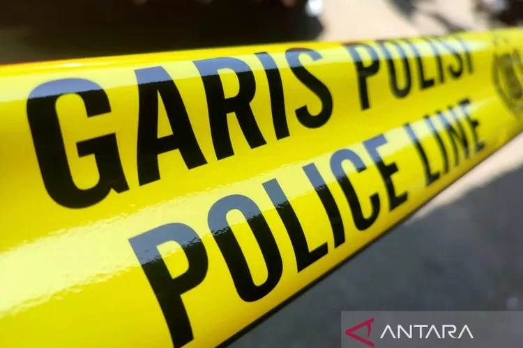  Ilustrasi garis polisi terpasang di lokasi kejadian kejahatan. ANTARA/Darwin Fatir.