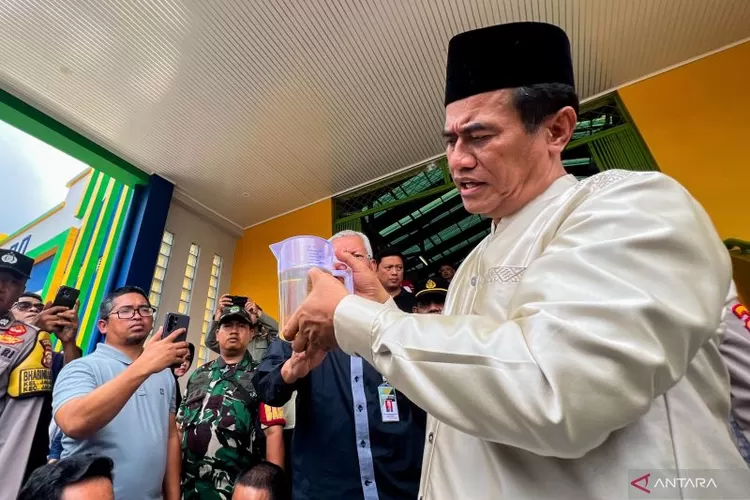  Menteri Pertanian (Mentan) Andi Amran Sulaiman memperlihatkan takaran minyak goreng kemasan Minyakita yang tidak sesuai takaran saat melakukan inspeksi mendadak, di Pasar Lenteng Agung, Kelurahan Jagakarsa, Kecamatan Jagakarsa, Jakarta Selatan, Sabtu (8/3/2025). ANTARA/Harianto