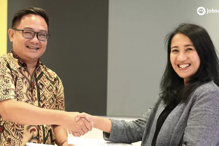 Founder dan CEO Jobseeker Company Chandra Ming dan Assistant Vice President of People FIT HUB Nadiva Addina saat menandatangani kesepakatan kerjasama di Pasific Century Place