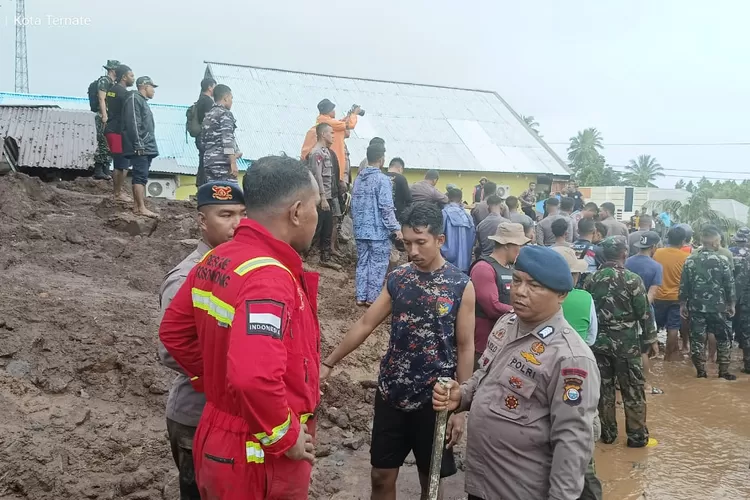 Haji Robert melalui tim dari PT NHM membantu proses penanganan dampak bencana banjir bandang di Ternate.