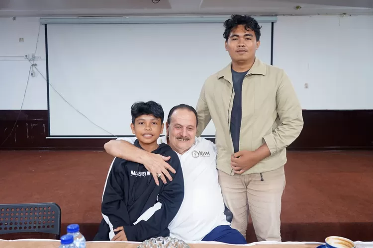 Haji Romo Nitiyudo Wachjo alias Haji Robert&nbsp;tergerak untuk menolong masa depan anak yang menjadi korban banjir bandang di Ternate.