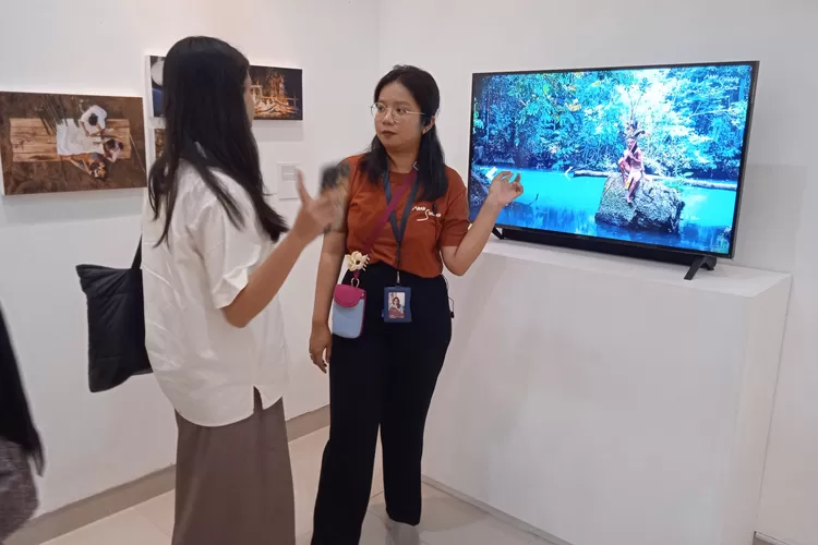 Pameran foto bertajuk Ekspedisi Arah Singgah Fambi Mait Teme di Institut Francais Indonesia (IFI-LIP) Yogyakarta pada 11-20 Oktober 2024. (Hartanto Rimba.)