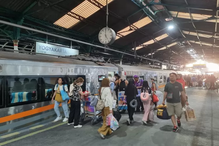 Para penumpang di Stasiun Yogyakarta