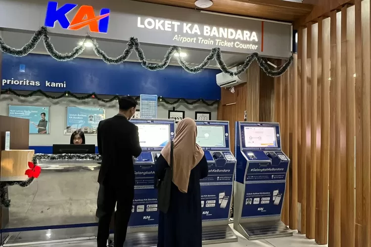 Petugas saat melayani calon pelanggan di Loket KA Bandara