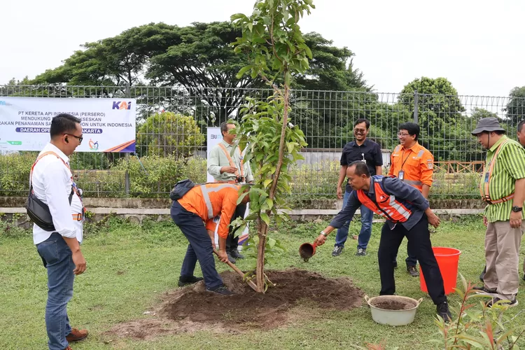 KAI Daop 6  Yogyakarta Tanam Puluhan Pohon
